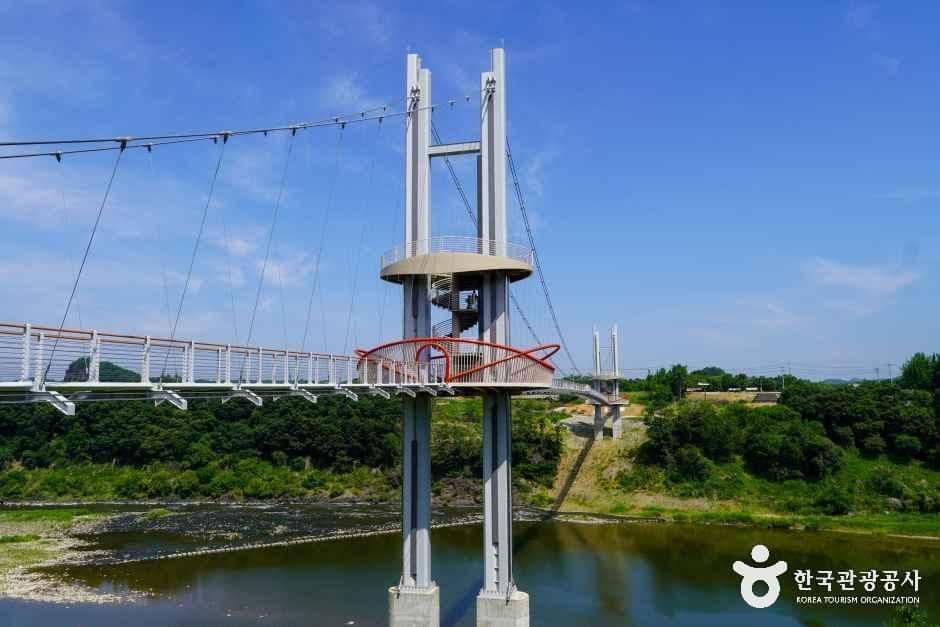 한탄강 베개용암 출렁다리 사진 1