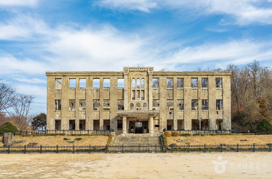 철원 노동당사 사진 1