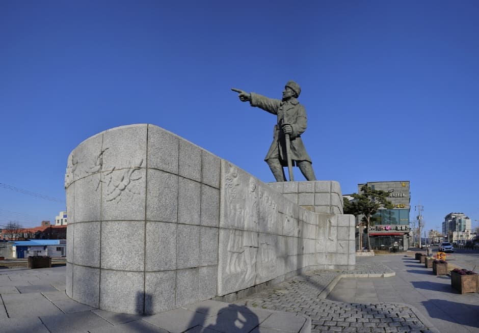 김좌진장군동상