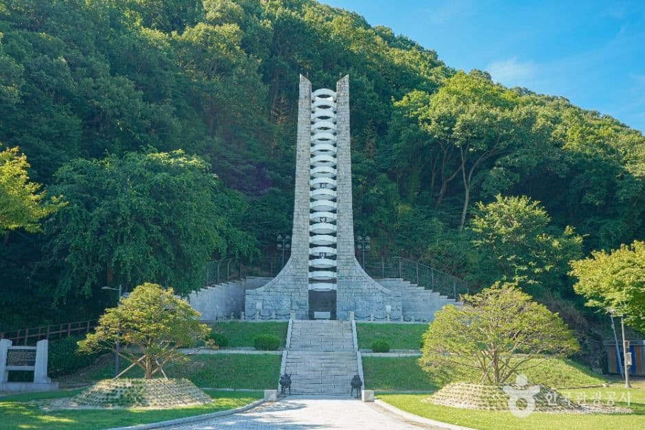 충익사 의병탑