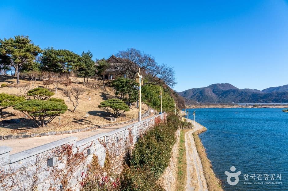 영남루 수변공원길